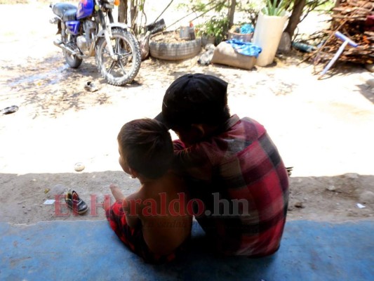 Alumnos en Honduras ahora trabajan con sus padres por falta de clases