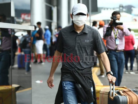 Fotos: Así fue el regreso de Wilson Berríos a Honduras tras cirugías en su rostro