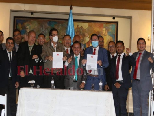 Así estamparon su firma 'Mel” Zelaya y Jorge Cálix para acabar con la crisis legislativa (Foto)