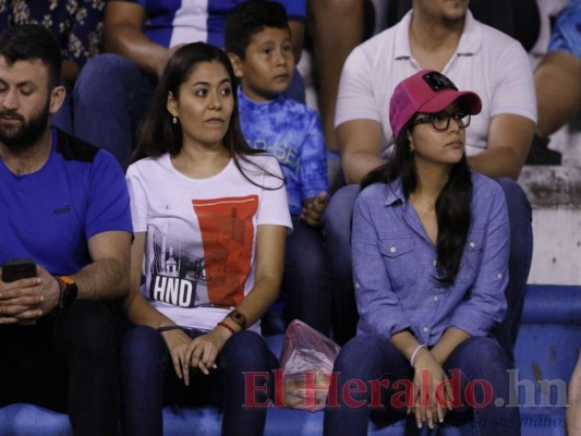 FOTOS: Bellas hondureñas presentes en el duelo Honduras vs Trinidad y Tobago