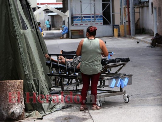 Hospitales públicos siguen saturados con pacientes de covid-19