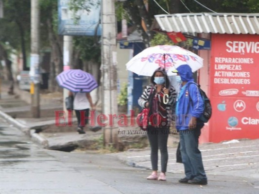 Fuerte lluvia sorprende a los capitalinos este Sábado Santo (FOTOS)
