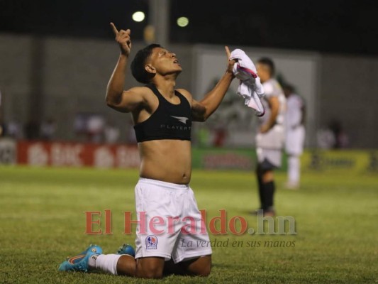 Festejo, consejos a los jugadores y presión por el debut: lo que no se vio en TV del triunfo de Olimpia en Danlí
