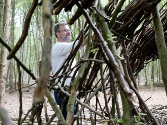 Artista alemán da vida a la pandemia de covid-19 con olas de madera muerta