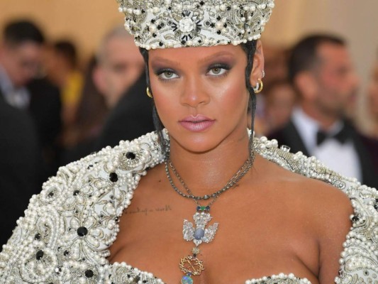 Gala Met 2018: Rihanna usa vestido católico y desata furia por 'blasfemia'