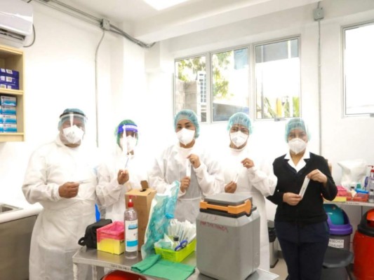 Así recibió la vacuna contra el coronavirus el personal de salud de El Salvador (Fotos)
