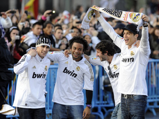 '¡Campeones, Campeones!'... Real Madrid festeja en Cibeles