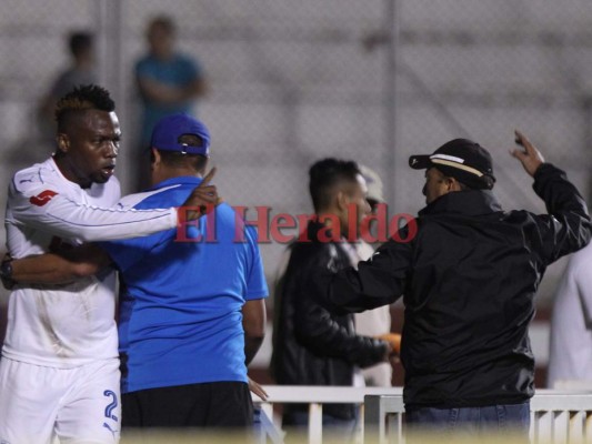 Kevin Álvarez y Osman Madrid en plena discusión en el clásico nacional Olimpia vs Marathón. (Foto: Juan Salgado / Grupo Opsa)