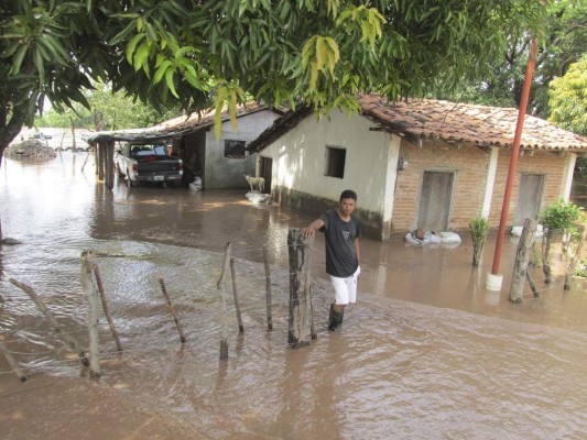 Familias de la zona sur afectadas por inundaciones reciben alimentos