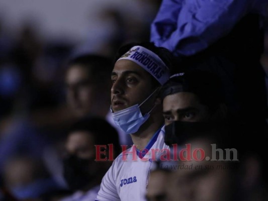 Impotencia, frustración y tristeza: los rostros de decepción de la afición hondureña