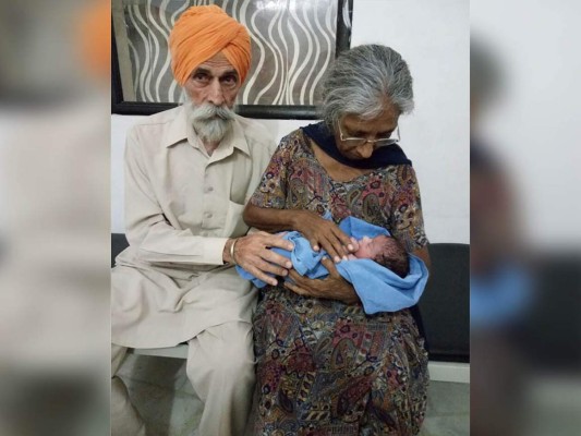 Un mujer india de 70 años da a luz a su primer hijo