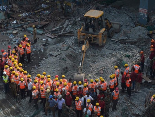 Pocas posibilidades de hallar supervivientes en derrumbe de puente en India que dejó 25 muertos