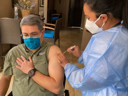 Presidente Juan Orlando Hernández se vacuna la dosis de refuerzo contra el covid  