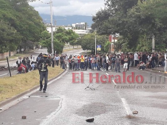 Manifestantes bloquearon paso en el bulevar Fuerzas Armadas de la capital