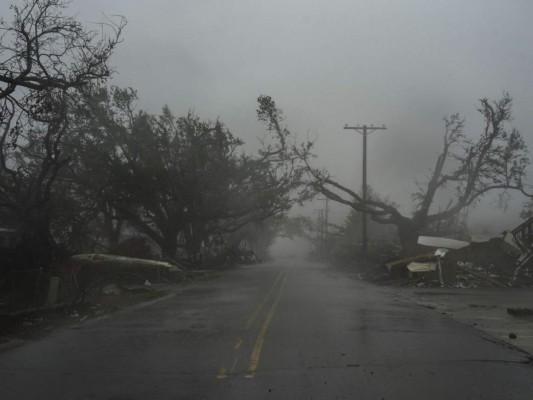 Bajo los escombros de Laura, pobladores de Luisiana esperan la embestida de Delta (Fotos)