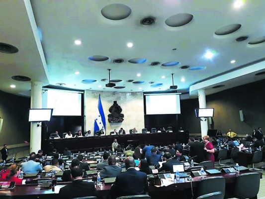 Entre el 8 y 10 de enero volverían diputados al Congreso Nacional