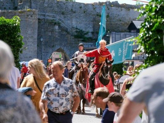 Utilizan caballeros medievales para hacer respetar distanciamiento