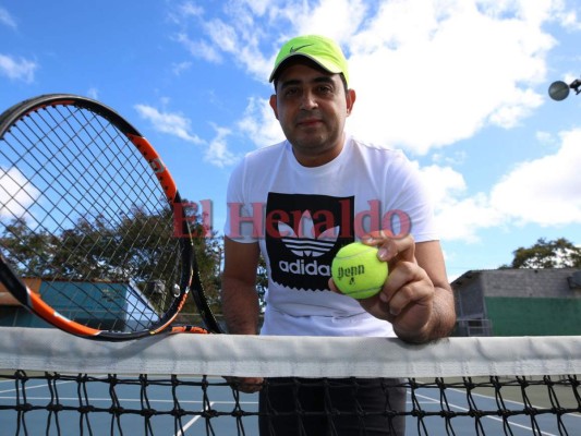 Yanuario Paz es uno de los narradores deportivos más exitosos del país y encontró en el tenis una pasión que no lo tiene ninguna otra disciplina deportiva. Hincha número uno de Federer. Fotos Johny Magallanes / EL HERALDO