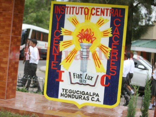 ¡Orgullo! El Instituto Central Vicente Cáceres celebra su 139 aniversario