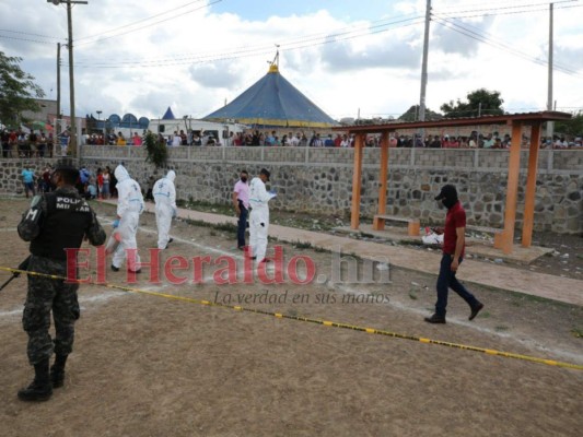Dolor y lágrimas en el campo donde mataron a hombre cuando jugaba (Fotos) &nbsp;