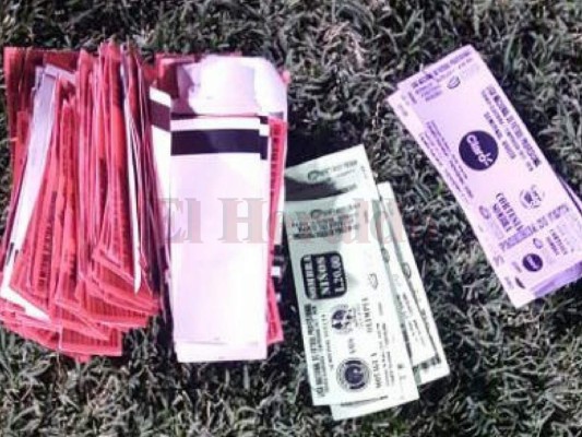 Al descubierto portoneros del estadio Nacional que revendían boletos al mercado negro