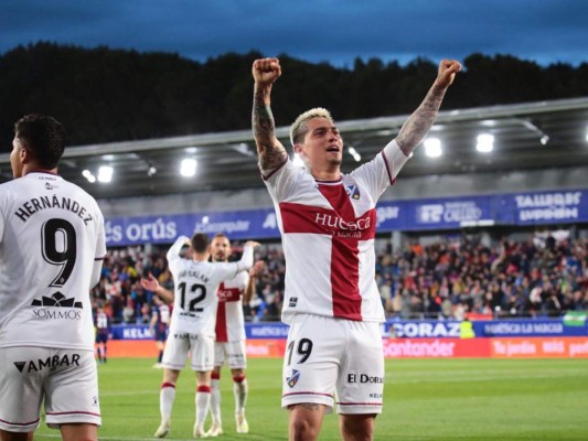 El Huesca gana 2-0 al Eibar y se permite soñar con la permanencia