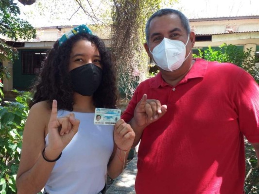 Padre acompaña a su hija a votar por primera vez en la ciudad de Comayagua &nbsp;&nbsp;