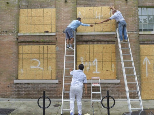 Evacuaciones masivas y estado de emergencia, golfo de EE UU se prepara para el huracán Ida