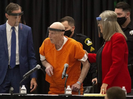 ARCHIVO - En esta foto de archivo del 29 de junio de 2020, Joseph James DeAngelo, un asesino serial apodado The Golden State Killer, es asistido por su abogada Diane Howard en la corte en Sacramento, California. (AP Foto/Rich Pedroncelli, File)