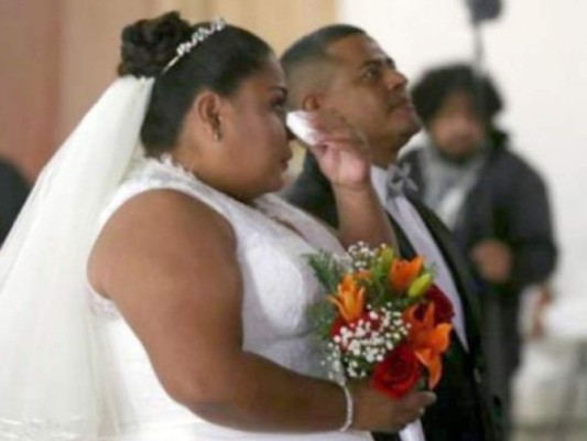 Pareja de hondureños que viajaba en caravana migrante se casa en Tijuana