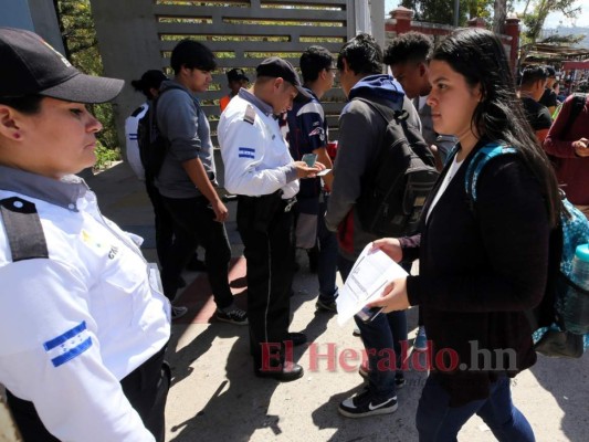 FOTOS: Estudiantes se las ingenian para ingresar a la UNAH con nueva medida de presentar carné