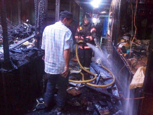 Comayagüela: Incendio consume 10 puestos en el mercado San Isidro