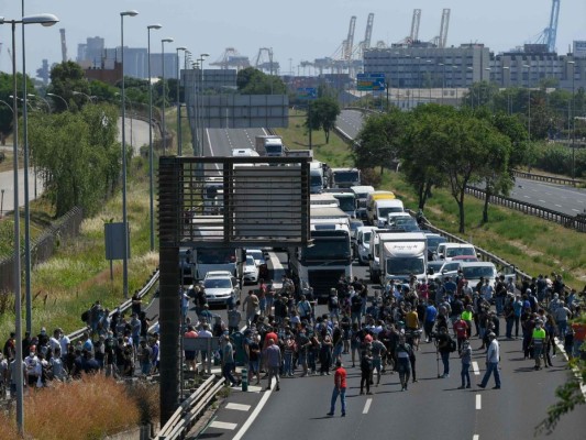 Enfado e impotencia: Trabajadores protestan por cierre de planta Nissan en España (FOTOS)