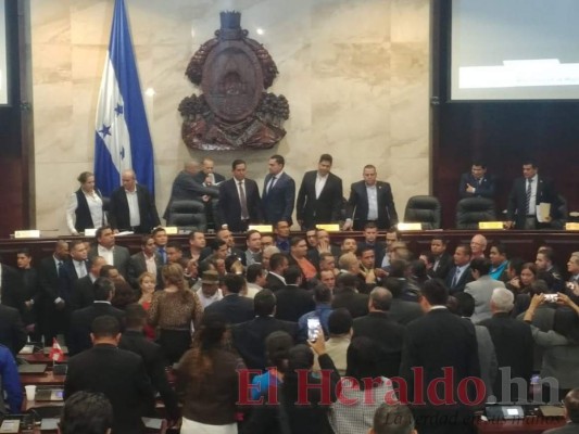Cohetes y golpes: Así fue el zafarrancho de Libre dentro del Congreso Nacional