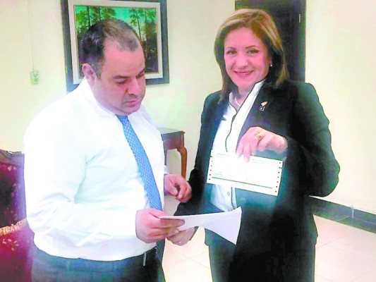 Partido Nacional muestra foto de entrega de cheque a Procuraduría