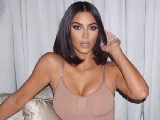 Kim Kardashian es una celebridad y empresaria estadounidense casada con el cantante Kanye West.