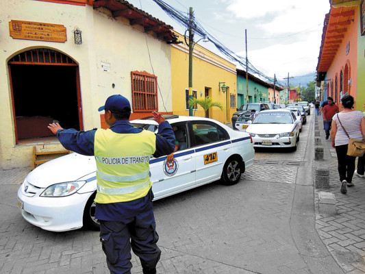 Taxistas buscan ahorro por consumo de combustible