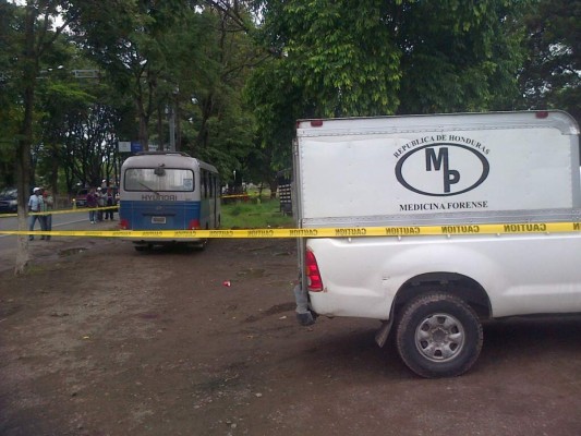 Pasajero mata a dos supuestas asaltantes