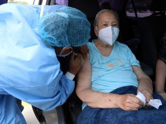 Así continúa vacunación contra covid-19 para adultos mayores en varios puntos de la capital (FOTOS)