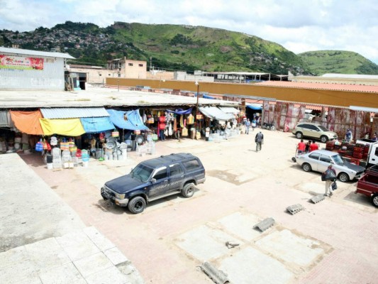 Dos meses llevan estancadas las labores en mercado