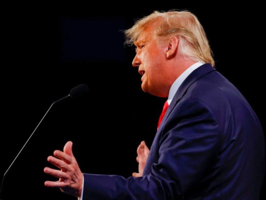 Los curiosos gestos de Trump durante último debate con Biden (FOTOS)