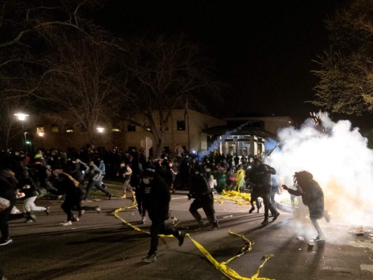Decenas salen a las calles tras un muerto a manos de la policía en Minnesota