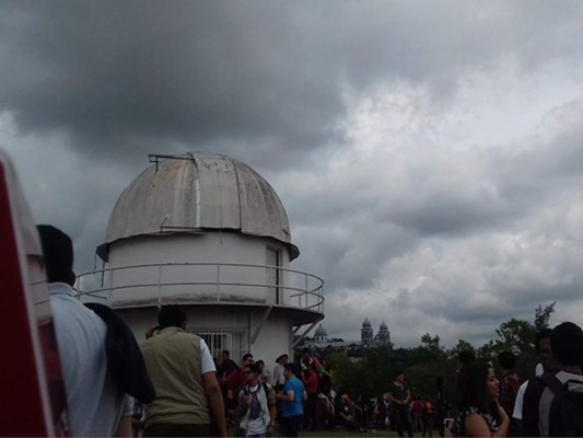 El clima no dejó ver el eclipse solar a los capitalinos