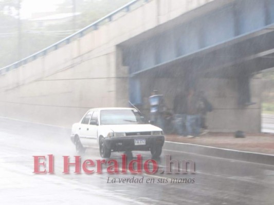 Fuerte lluvia sorprende a los capitalinos este Sábado Santo (FOTOS)