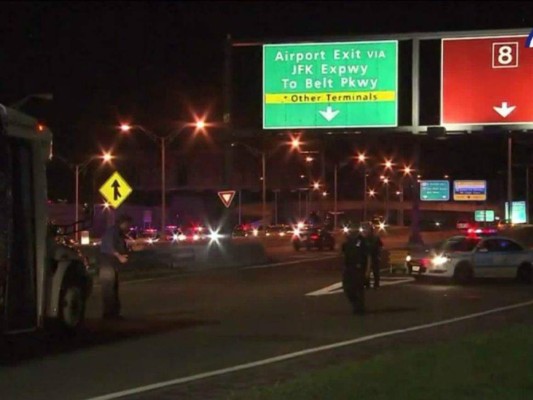 Mujer hace que aeropuerto de Nueva York entre en terror al ver hombre armado