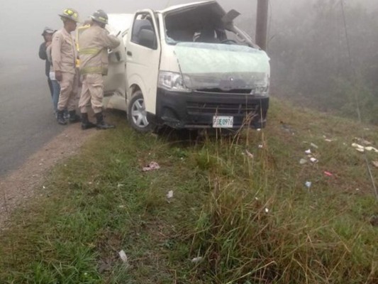 La Paz: 18 menores y tres adultos heridos en choque de bus contra un poste