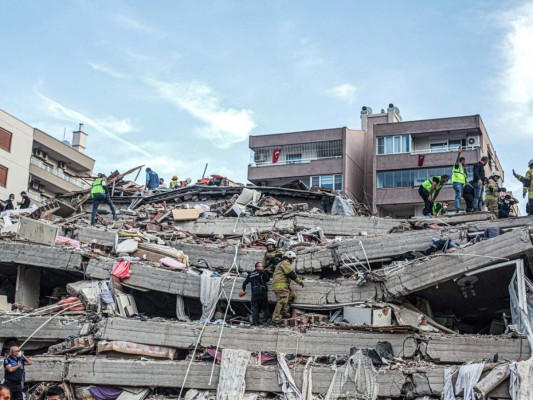 Captan en video el colapso de un edificio tras sismo en Turquía