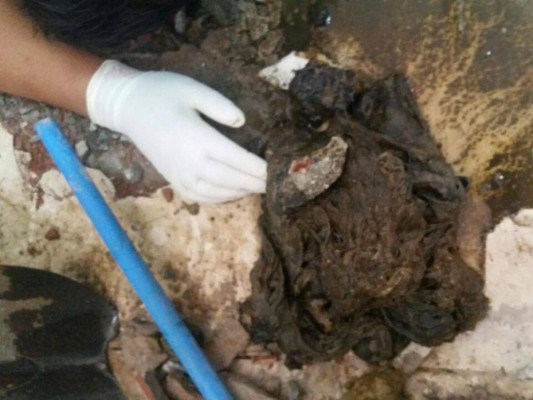 Unos 50 pantalones jeans fueron encontrados en la tubería