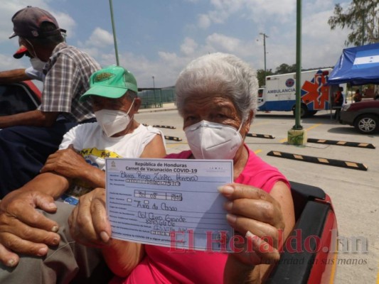 Con fluidez y orden avanza vacunación de adultos mayores en Parada Marte y UTH (FOTOS)