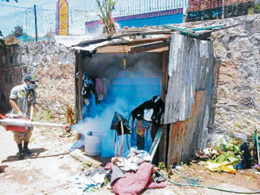Bomberos se unen a batalla contra dengue